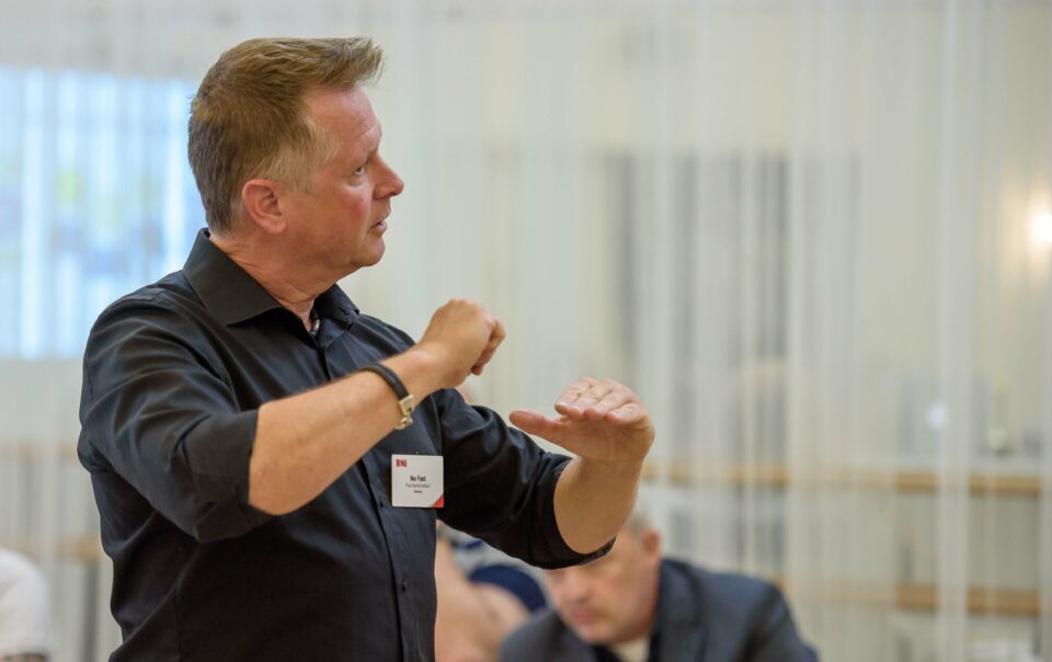 Rhetoriktrainer Ike Fast lehrt aktives Zuhören vor interessierten Zuhörern im Raum.