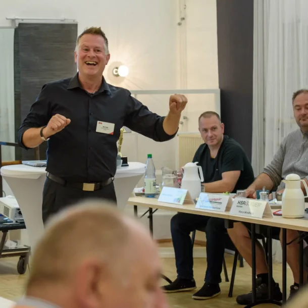 Kommunikationsexperte Ike Fast coacht sein Sprachseminar in einer Firma - Kommunikationscoaching vor Ort.