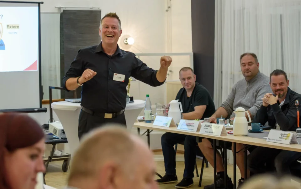 Kommunikationsexperte Ike Fast coacht sein Sprachseminar in einer Firma - Kommunikationscoaching vor Ort.